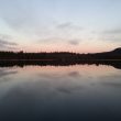 Entspannen Sie am See. Sonnenuntergang